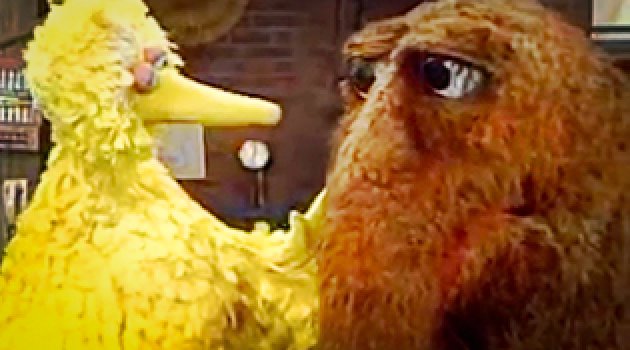 Big Bird talking to Snuffy.